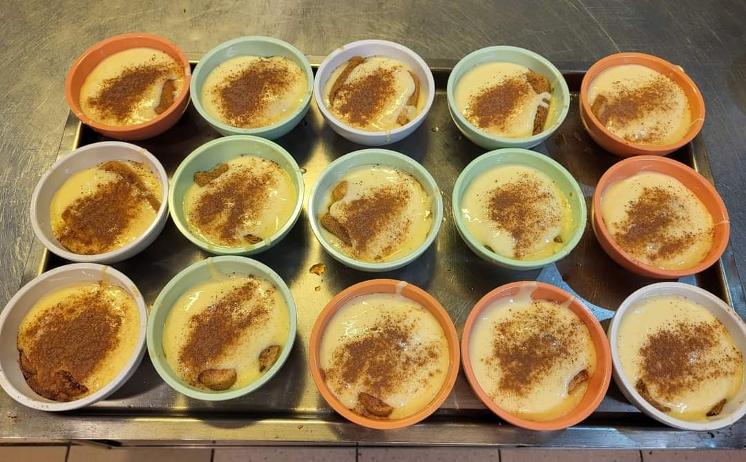 Desserts maison crémeux dressés en portions individuelles.