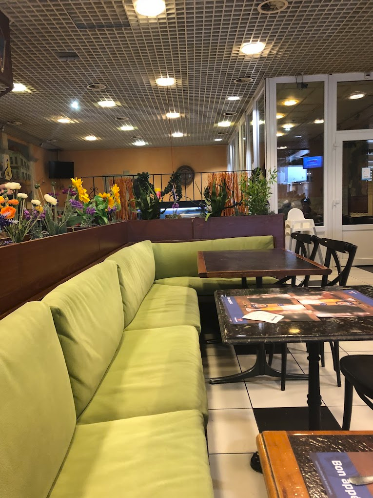Ambiance chaleureuse et fleurie du restaurant.