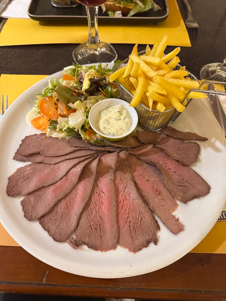 Roastbeef finement tranché avec salade et frites.