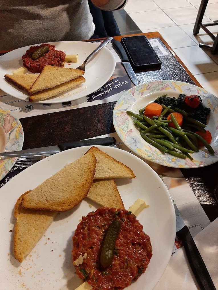 Tartare de bœuf avec toasts et légumes.